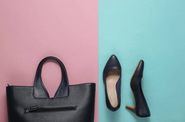 Klasik yüksek topuklu ayakkabılar, mavi-pembe pastel arka planda deri çanta. Minimalizm moda kavramı. Üst görünüm