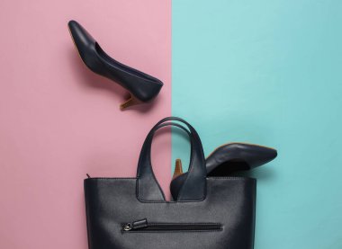 Klasik yüksek topuklu ayakkabılar, mavi-pembe pastel arka planda deri çanta. Minimalizm moda kavramı. Üst görünüm