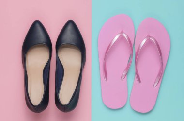 Deri yüksek topuklu ayakkabılar ve renkli bir arka planda parmak arası terlikler. Minimalist moda konsepti. Üst görünüm