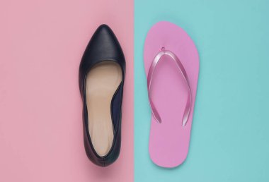 Deri yüksek topuklu ayakkabılar ve renkli bir arka planda parmak arası terlikler. Minimalist moda konsepti. Üst görünüm