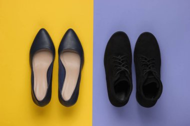 Renkli bir arka planda yüksek topuklu ayakkabı ve botlar. Minimalist moda konsepti. Üst görünüm