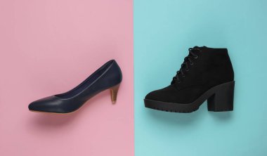 Renkli pastel arka planda yüksek topuklu deri ayakkabılar ve botlar. Minimalist moda konsepti. Üst görünüm