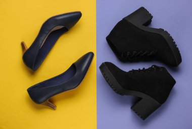 Renkli bir arka planda yüksek topuklu ayakkabı ve botlar. Minimalist moda konsepti. Üst görünüm