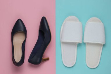 Renkli kağıtta terlikler ve yüksek topuklu ayakkabılar. Minimalist moda konsepti. Üst görünüm