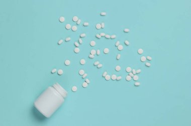 Mavi arka planda hapları olan bir şişe. Tıbbi hayat