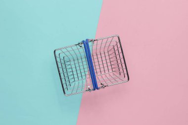 Mini alışveriş sepeti pembe mavi pastel arka planda. Üst görünüm