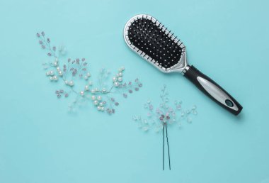 Gelinin ücreti, düğün günü. Gelinin saçında süsleme, mavi pastel arka planda tarama