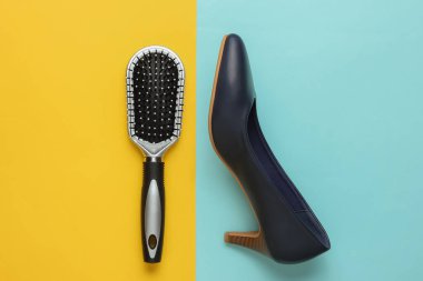 Mavi sarı pastel arka planda kadın aksesuarları. Tarak, yüksek topuklu ayakkabılar. Asgari güzellik ve moda konsepti. Üst görünüm