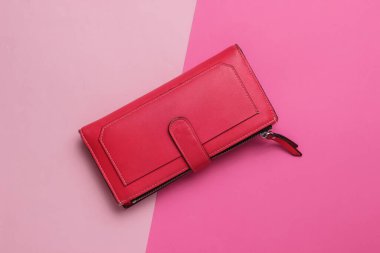 İki tonluk pembe pastel arka planda kırmızı deri cüzdan. Üst görünüm