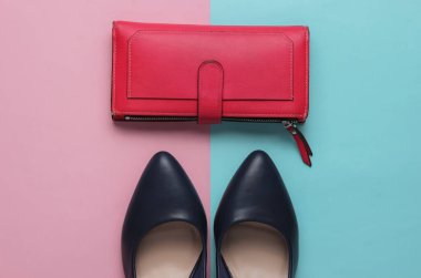 Minimalist moda hala hayattadır. Yüksek topuklu ayakkabılar, pembe-mavi pastel arka planda deri cüzdan.