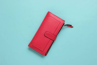 Mavi arka planda kırmızı deri cüzdan. Üst görünüm