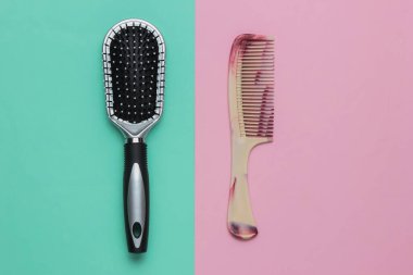 Mavi-pembe renkli arka planda taraklar. Güzellik minimalist konsepti. Saç bakımı. Üst görünüm