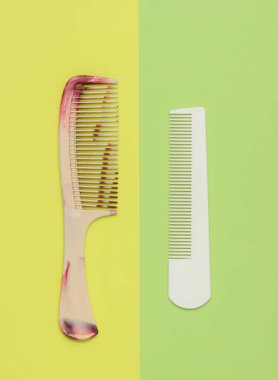 Yeşil pastel arka planda taraklar. Güzellik minimalist konsepti. Saç bakımı. Üst görünüm