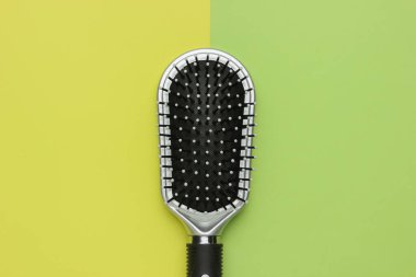 Yeşil pastel arka planı tara. Güzellik minimalist konsepti. Saç bakımı. Üst görünüm