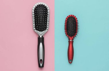 Mavi-pembe renkte taraklar. Güzellik minimalist konsepti. Saç bakımı. Üst görünüm