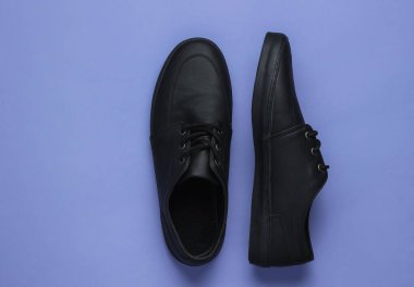 Mor arka planda erkek deri ayakkabıları. Üst görünüm