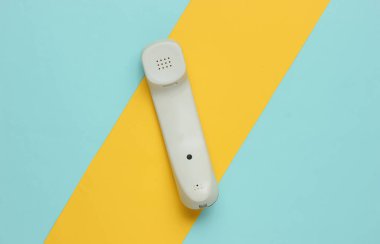 Renkli kağıt arkaplanda el seti. Minimalist ofis kavramı. Üst görünüm