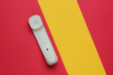 Renkli kağıt arkaplanda el seti. Minimalist ofis kavramı. Üst görünüm