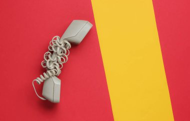 Renkli kağıda sarılı el seti kablosu. Minimalist ofis kavramı. Üst görünüm