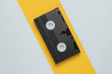 Sarı-beyaz arka planda Retro video kaset. 80 'ler. Üst görünüm