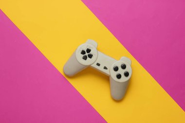 Renkli bir arka planda Retro Gamepad. Eğlence 90 'lar. Üst görünüm.