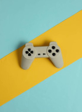 Renkli bir arka planda Retro Gamepad. Eğlence 90 'lar. Üst görünüm.
