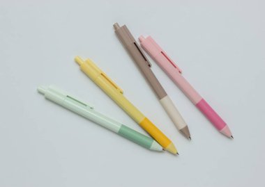 Beyaz arkaplanda bir sürü renkli kalem var..