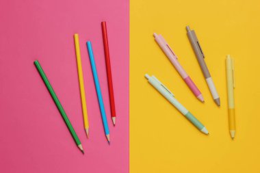 Bir sürü renkli kalem ve kalem.