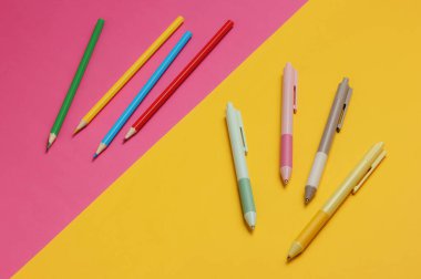 Bir sürü renkli kalem ve kalem.