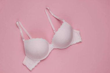 Pembe pastel arka planda şık bir sütyen. Üst Manzara. Güzellik ve moda minimalist natüralistik hayat
