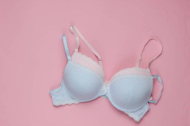 Pembe pastel arka planda iki şık sütyen. Üst Manzara. Güzellik ve moda minimalist natüralistik hayat