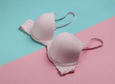 Pembe mavi arka planda şık bir sütyen. Pastel renk eğilimi. Güzellik ve moda minimalist natüralistik hayat