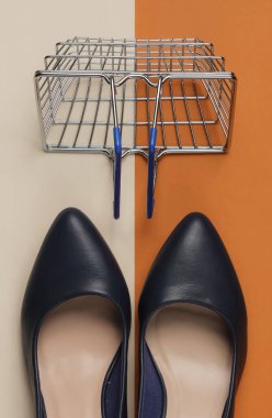 Topuklu deri kadın ayakkabıları, bej-kahverengi arka planda alışveriş sepeti. Üst görünüm