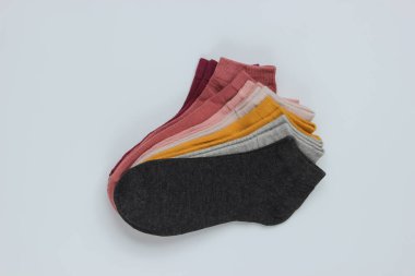 Beyaz arka planda renkli çoraplar. Üst görünüm