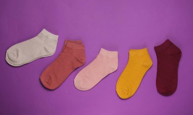 Mor arka planda renkli çoraplar. Üst görünüm