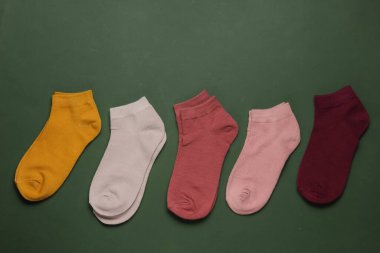 Yeşil arka planda bir çift renkli çorap. Üst görünüm