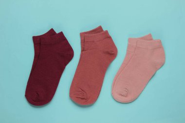 Mavi arka planda renkli çoraplar. Üst görünüm