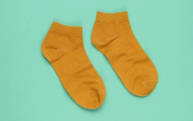 Mavi arka planda turuncu çoraplar. Üst görünüm