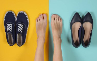 Çıplak ayakla mavi-sarı arka planda spor ayakkabılar ve klasik yüksek topuklu ayakkabılar. Üst görünüm