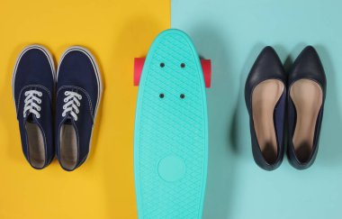 Mavi-sarı arka planda spor ayakkabılı kruvazör tahtası ve klasik yüksek topuklu ayakkabılar. Üst görünüm