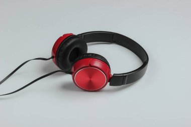 Retro kablo kulaklıklar beyaz arka planda. Müzik aşığı kavramı.