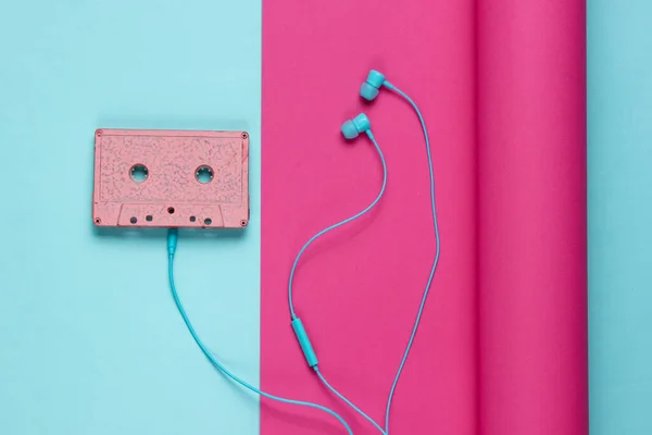 Cassette Audio Écouteurs Sur Fond Papier Enveloppé Couleur Pastel Tendance — Photo