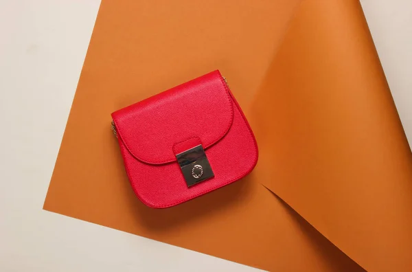 Bolso Cuero Rojo Sobre Papel Envuelto Tendencia Color Pastel Belleza — Foto de Stock