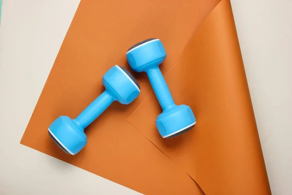 Niebieskie Plastikowe Hantle Owiniętym Papierowym Tle Kolor Trendu Minimalistyczny Sport — Zdjęcie stockowe