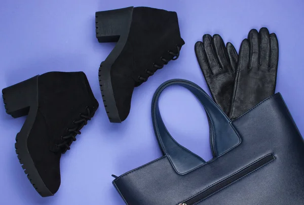 Skórzana Torba Rękawiczki Buty Fioletowym Papierowym Tle Minimalistyczna Moda Martwa — Zdjęcie stockowe