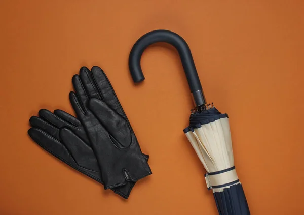Läderhandskar Och Ett Paraply Brun Bakgrund Ovanifrån — Stockfoto