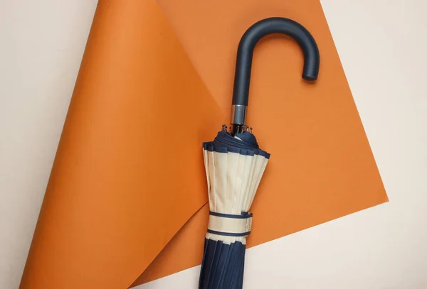 Paraply Krok Färgat Vikta Papper Bakgrund Minimalistiskt Mode Stilleben Ett — Stockfoto