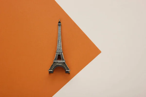 Statuette Eiffel Tower Colored Paper Background Top View — Stock Photo, Image