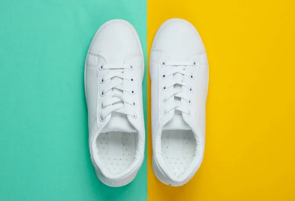 Renkli Kağıttan Arka Planda Beyaz Moda Ayakkabılar Üst Görünüm — Stok fotoğraf