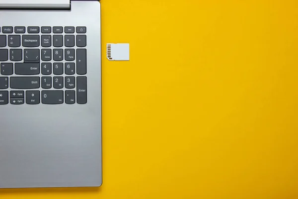 Laptop Karta Pamięci Żółtym Tle Papieru Nowoczesne Gadżety Widok Góry — Zdjęcie stockowe